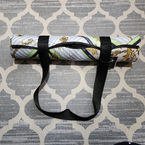 NEW VICTORIA'S SECRET Packable Picnic Beach Blanket - Picture 2 of 7